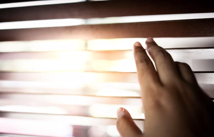 Qual a melhor cortina para bloquear o calor do sol?