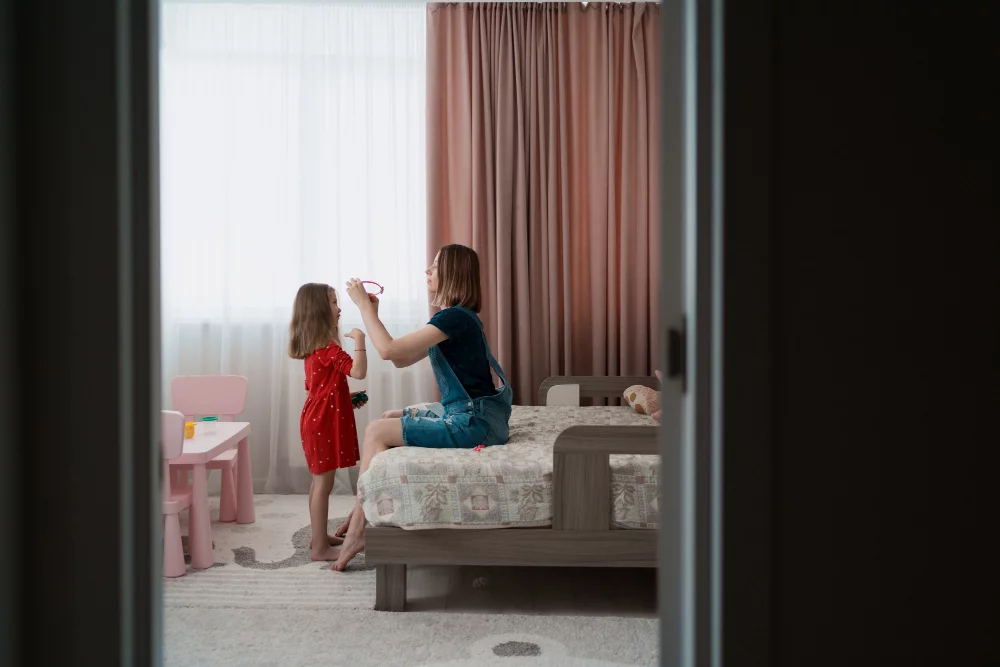 Cortinas-e-Persianas-para-Ambientes-com-Criancas MAE E FILHA NO QUARTO