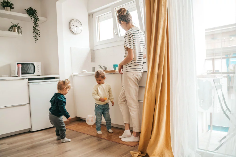 Cortinas-e-Persianas-para-Ambientes-com-Criancas-mae e filhas