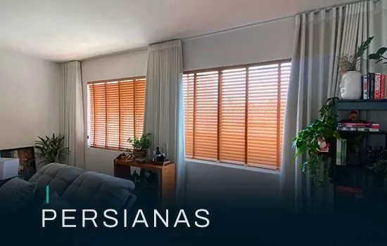 Persianas de madeira em sala de estar - Paulo Cortinas BH